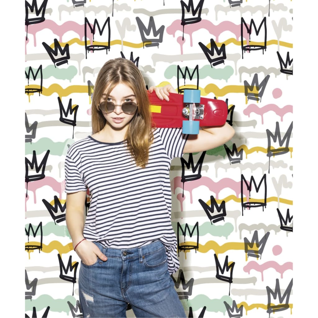 Noordwand tapet friends & coffee sith graffity and crowns sort og hvid - number 1.